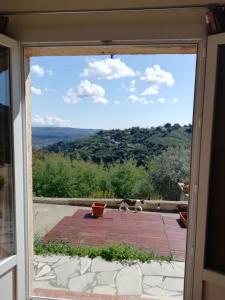 - une vue depuis la porte d'entrée d'une maison dans l'établissement Amoureux du calme et de la nature, à Tanneron