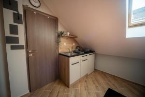 Una cocina o zona de cocina en Manoir Apartments City Center