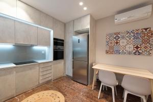 Kuchyň nebo kuchyňský kout v ubytování Athenais Luxury Apartment