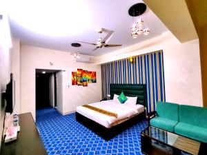 Habitación de hotel con cama y sofá en Grand Mostafa Hotel Ababil, en Sylhet