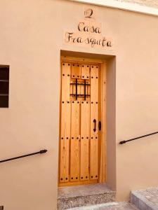 drzwi do sklepu ze znakiem nad nim w obiekcie Casa Frasquita w mieście Cehegín