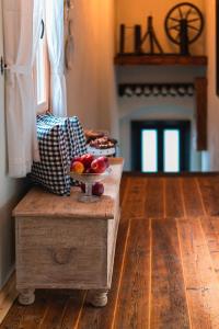 un bol de fruta en una mesa de madera en una habitación en ANNĂ DRAGĂ, en Colun