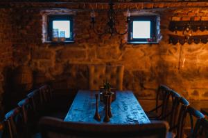 uma sala de jantar com uma mesa azul e cadeiras em ANNĂ DRAGĂ em Colun