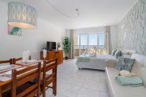 Μια τηλεόραση ή/και κέντρο ψυχαγωγίας στο DreamStudio with SeaView by Encantos do Algarve - 7H