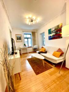 ein Wohnzimmer mit einem Sofa und einem Tisch in der Unterkunft Gästeapartment Leipzig City in Leipzig