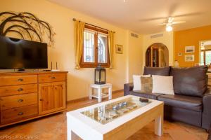 a living room with a couch and a tv at (ROU002) Cómoda Casa con Puerta a la Piscina in Ayamonte