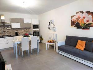 a living room with a couch and a table and a kitchen at Casa Edda in Malcesine