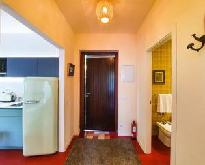 cocina con nevera en el medio de una habitación en La Posada, en Llanes