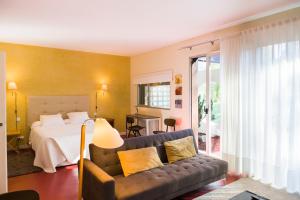 una sala de estar con una cama y un sofá en La Posada, en Llanes