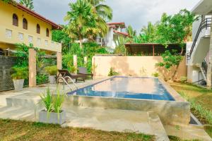 Yehen's Villa في يوناواتونا: مسبح في الحديقة الخلفية للمنزل