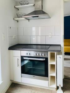 a white kitchen with a stove top oven at Die Stader Gästewohnung in Stade