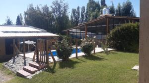 ein Haus mit Pool im Hof in der Unterkunft Nomade Mountain House in Potrerillos
