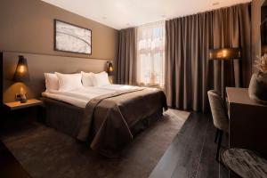 诺尔雪平The Lamp Hotel & Spa的一间有床和窗户的酒店房间