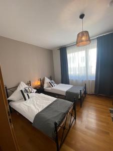 1 dormitorio con 2 camas y luz colgante en Schlafen über der Whiskybar en Rüdesheim am Rhein