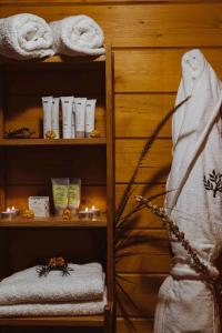 una camera con mensola, asciugamani e candele di Mountain Breeze Lodge & Resort ad Al-Salṭ