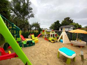 ジブヌベクにあるHoliday Home in Dziwnowek with Pool & Beachの遊具が多数揃った遊び場