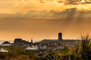 - Vistas a la ciudad al atardecer en Koetsementen appartementen, en Domburg