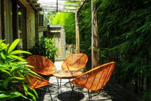 un gruppo di sedie e un tavolo su un patio di Chanteak Bali a Jimbaran