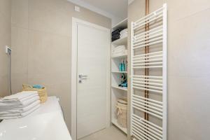 uma casa de banho com um chuveiro e um armário branco em Apartment "Dida" with Free Private Parking em Solin