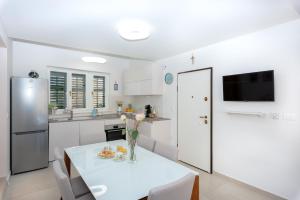 Kuchyň nebo kuchyňský kout v ubytování Apartment "Dida" with Free Private Parking