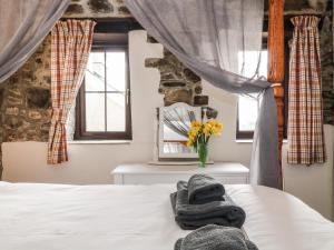 Säng eller sängar i ett rum på Honey Bee Cottage
