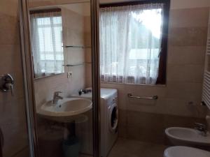 A bathroom at APPARTAMENTO VALENTINI