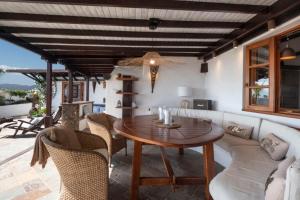uma sala de jantar com mesa e cadeiras em Finca Paraíso - Finest Villa with incredible views over Puerto del Carmen em Puerto del Carmen