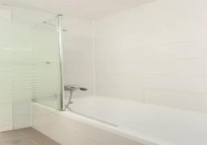 Vannituba majutusasutuses O&O Group-Fresh 3BR APT 32 Floor Sea View Tower +22 fotot