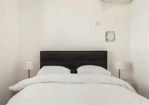Voodi või voodid majutusasutuse O&O Group-Fresh 3BR APT 32 Floor Sea View Tower toas