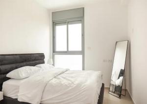 Voodi või voodid majutusasutuse O&O Group-Fresh 3BR APT 32 Floor Sea View Tower toas