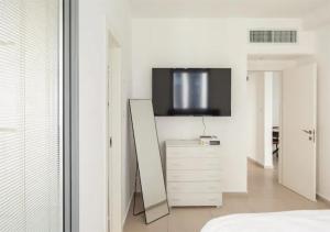 Televiisor ja/või meelelahutuskeskus majutusasutuses O&O Group-Fresh 3BR APT 32 Floor Sea View Tower