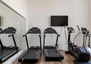 Spordikeskus ja/või sportimisvõimalused majutusasutuses O&O Group-Fresh 3BR APT 32 Floor Sea View Tower
