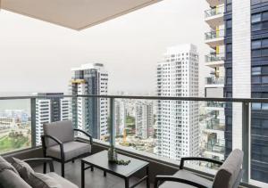 Rõdu või terrass majutusasutuses O&O Group-Fresh 3BR APT 32 Floor Sea View Tower
