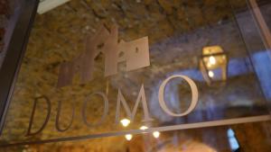ナポリにあるDuomo Luxury Suitesの新ダニーデンを読む窓の看板