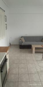 sala de estar con sofá y mesa en Παραθαλάσσιο Διαμέρισμα στο Ακρογιάλι3, en Akrogiali