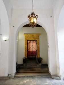 un lampadario pendente appeso sopra una scala in un edificio di Palazzo Benso a Palermo