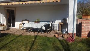einen Tisch und Stühle auf einer Terrasse in der Unterkunft Georgs Ferienwohnung in Michelstadt