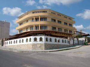 イヴァイロヴグラトにあるFamily Hotel St. Constantine and Helenaの通り側の大きな建物