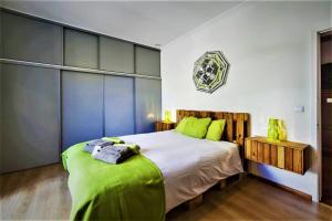 ポンタ・デルガダにあるQuinta do Bom Despachoのベッドルーム1室(大型ベッド1台、緑のシーツ付)