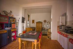 een keuken met een tafel en stoelen in een kamer bij Casa Liberdade in Faro