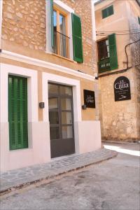 un edificio con persianas verdes y una puerta en Sóller Center, en Sóller