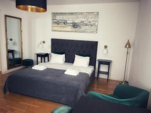 um quarto com uma cama grande e 2 cadeiras em Best West Sveta Nedelja em Sveta Nedjelja