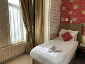Łóżko lub łóżka w pokoju w obiekcie Maples House Hotel
