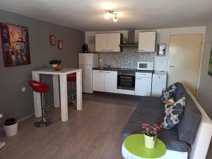 Kuchyňa alebo kuchynka v ubytovaní Apartman Nola