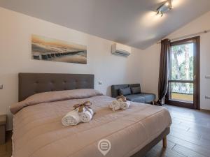 Un pat sau paturi într-o cameră la Villa Monica Suites - Wonderful Sardinia