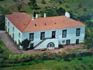 una vista aérea de una casa grande con techo rojo en Quinta do Bom Despacho en Ponta Delgada