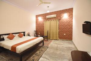 Voodi või voodid majutusasutuse Satyam Palace Resort toas