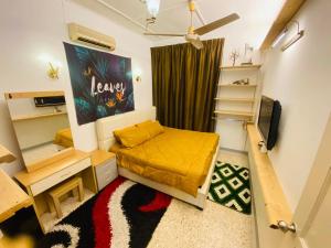 Kleines Zimmer mit einem Bett und einem Schreibtisch. in der Unterkunft MARIDA HOMESTAY MusIim Only in Seremban