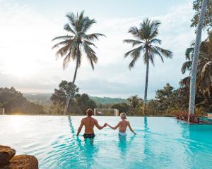 Tabula Rasa Resort & Spa内部或周边的泳池