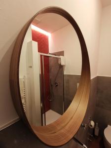 specchio in bagno con doccia di Aracoeli 20 a Cassano delle Murge